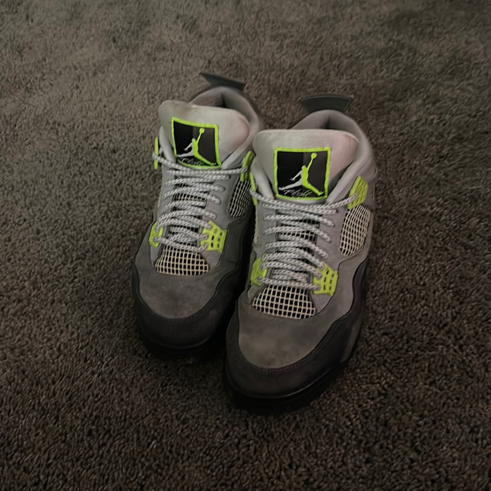 Air Jordan 4 neon